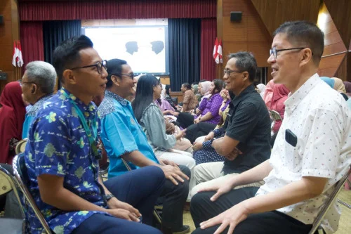 Peningkatan Kompetensi Komunikasi Antar Pribadi Pada Tenaga Kesehatan Dalam Rangka Menjamin Pelayanan Yang Berpusat Pada Pasien (Patient-Centered Care)