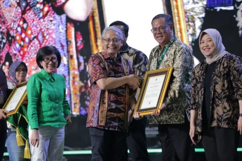 Direktorat Jenderal Tenaga Kesehatan Raih Berbagai Penghargaan di Peringatan Hari Kesehatan Nasional ke-60