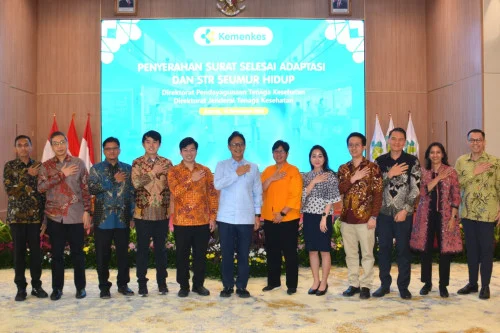 Kemenkes serahkan surat selesai Adaptasi dan STR Seumur Hidup dokter Spesialis WNI Lulusan Luar Negeri